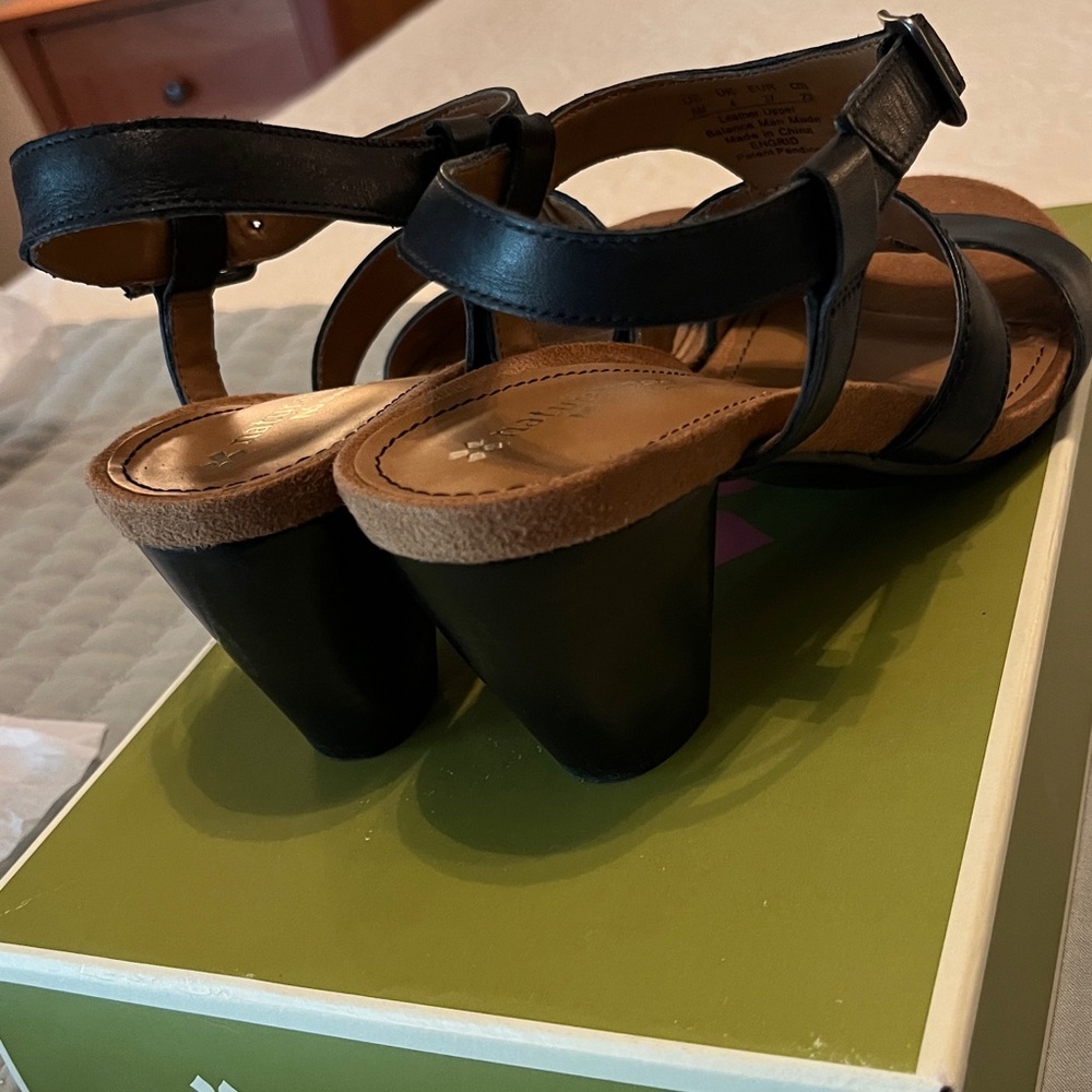 Naturalizer Engrid Black size 6 sandal. - Picture 7 of 11